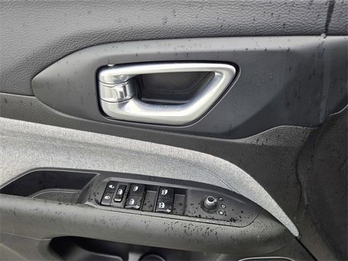 Used 2025 Jeep Compass Latitude image 20