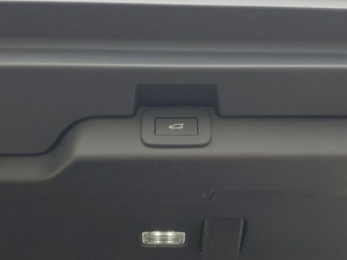 Used 2025 Land Rover Discovery Dynamic SE image 40