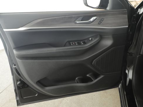 Used 2025 Jeep Grand Cherokee Limited w/ Black Appearance Package image 8