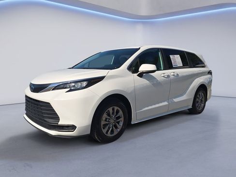 Used 2025 Toyota Sienna LE FWD image 1