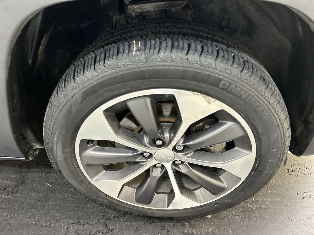 Certified 2022 Jeep Cherokee Limited w/ Elite Package AWD/4WD image 8