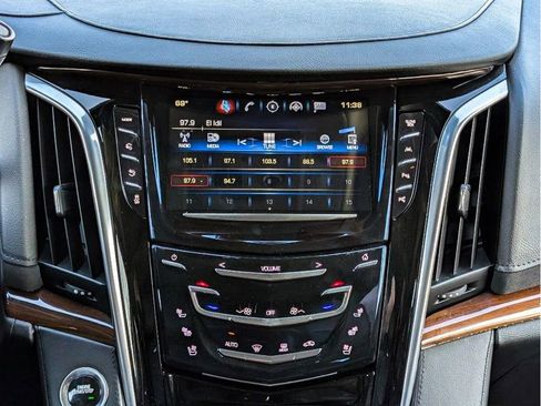 Used 2020 Cadillac Escalade ESV Luxury AWD/4WD image 21