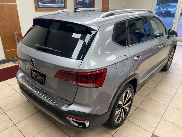 Used 2023 Volkswagen Taos SE AWD/4WD image 4