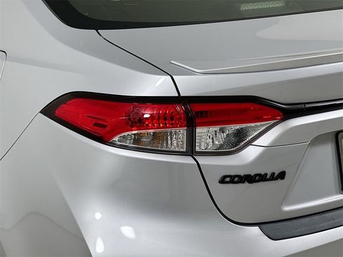 Used 2022 Toyota Corolla SE image 2