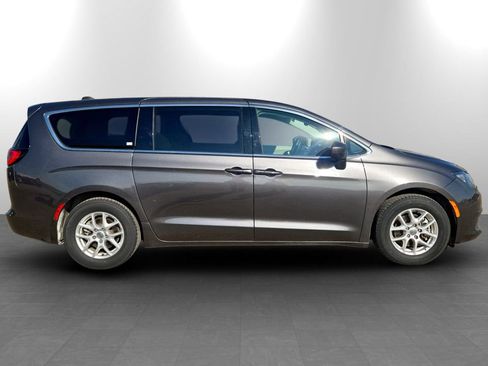 Used 2023 Chrysler Voyager LX image 5