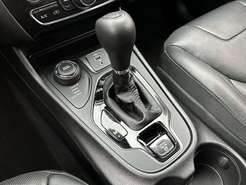 Used 2019 Jeep Cherokee Limited w/ Luxury Group AWD/4WD image 19