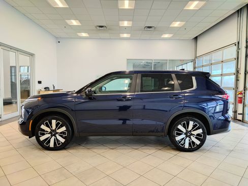 Used 2025 Mitsubishi Outlander SE image 6