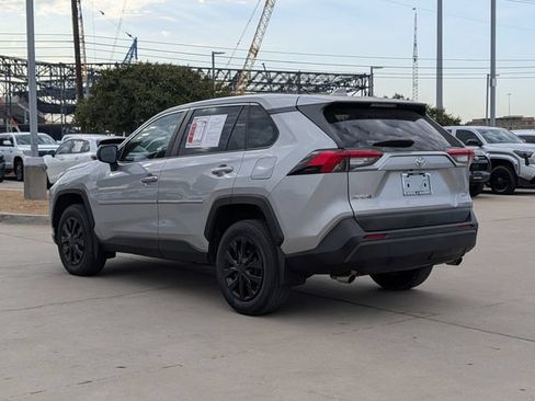 Used 2022 Toyota RAV4 LE AWD/4WD image 9