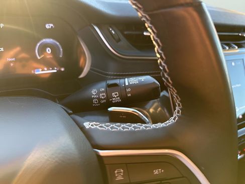 Used 2022 Jeep Grand Cherokee Laredo w/ Luxury Tech Group I image 33