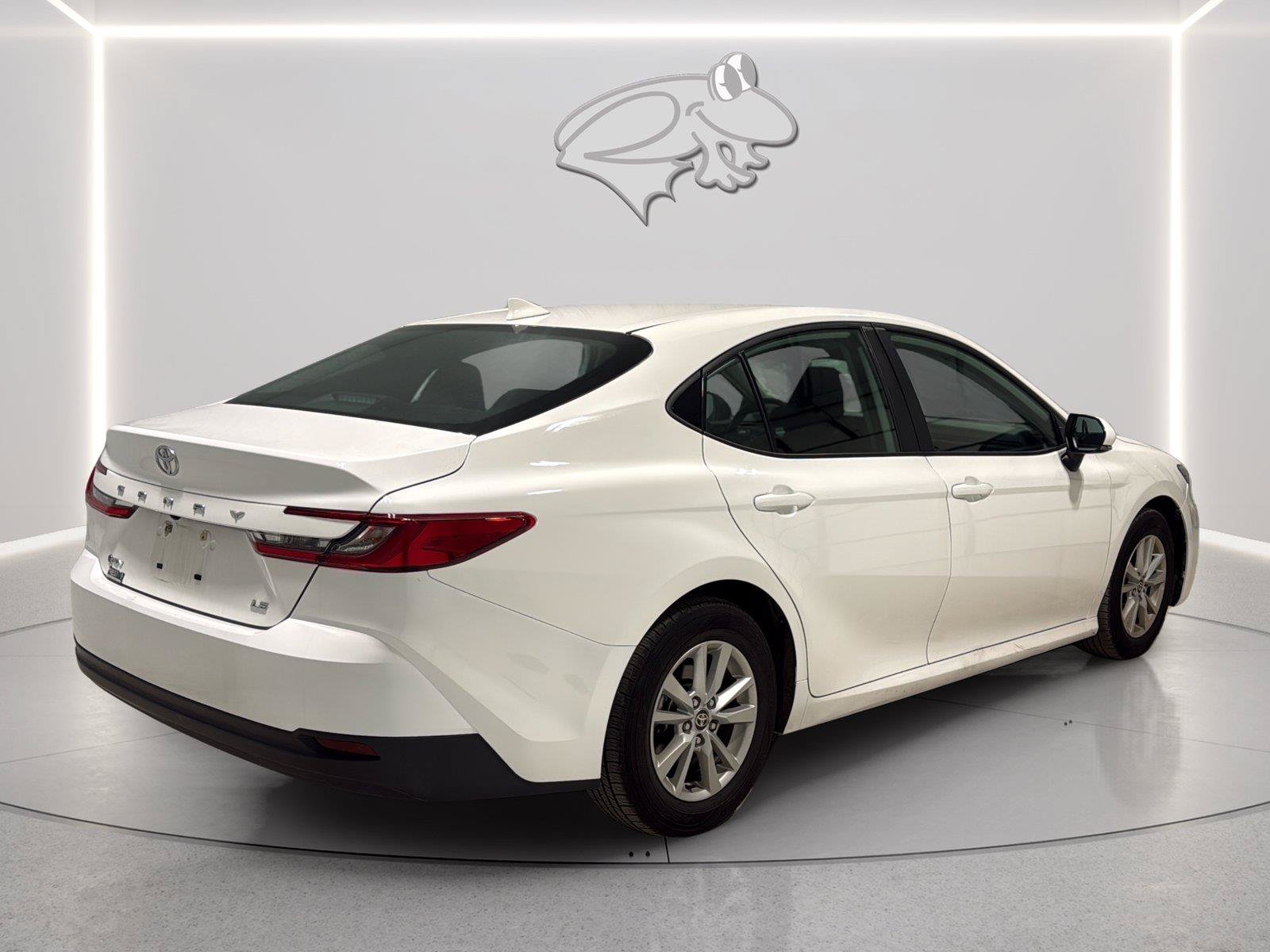 Used 2025 Toyota Camry LE FWD image 5