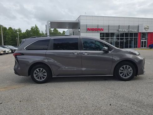 Used 2022 Toyota Sienna XLE FWD image 9