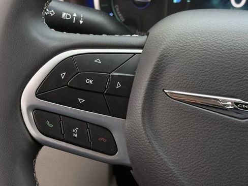 Used 2024 Chrysler Pacifica Limited FWD image 14