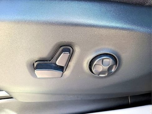 Used 2024 Chrysler Pacifica Touring-L image 18