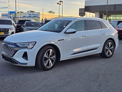 Used 2024 Audi Q8 e-tron Premium Plus image 2