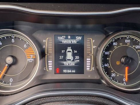 Used 2019 Jeep Cherokee Latitude w/ Popular Appearance Group FWD image 12