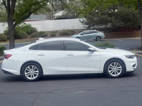 Used 2017 Chevrolet Malibu LT FWD image 3