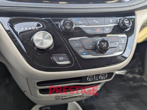 Used 2024 Chrysler Pacifica Select image 22