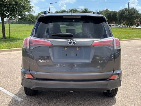 Used 2018 Toyota RAV4 LE FWD image 5