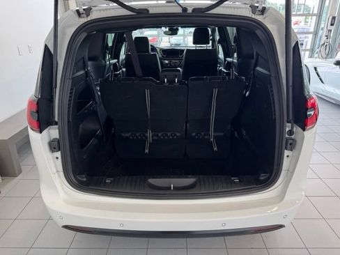 Used 2025 Chrysler Pacifica Limited FWD image 39