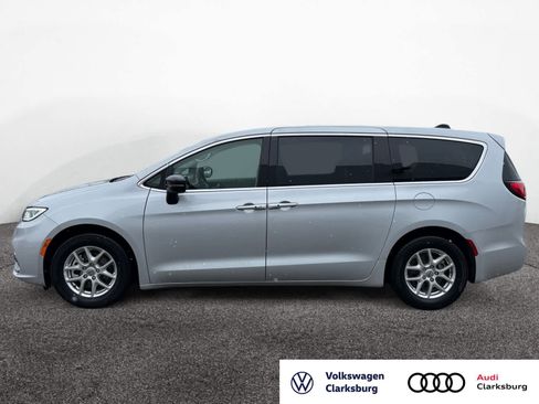 Used 2024 Chrysler Pacifica Touring-L image 2