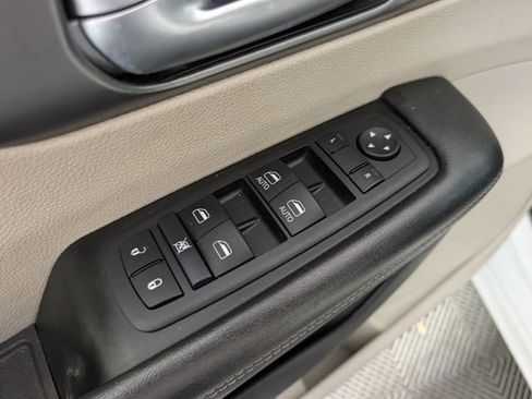 Used 2022 Chrysler Pacifica Touring-L image 17