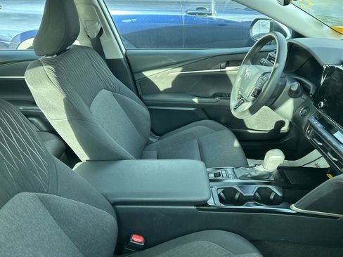 Used 2025 Toyota Camry LE image 3