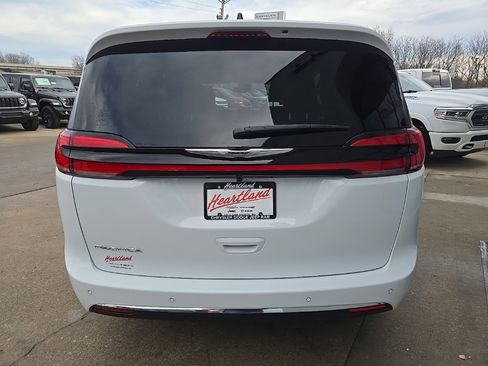 New 2026 Chrysler Pacifica Select image 10