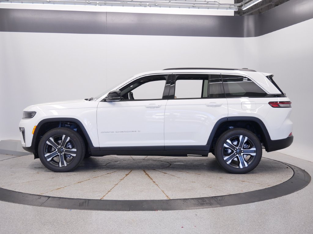 New 2027 Jeep Grand Cherokee Limited w/ Trailer Tow Package AWD/4WD image 2