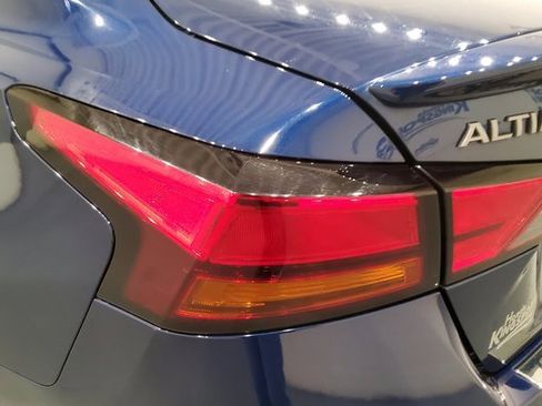 Used 2023 Nissan Altima 2.5 SR w/ SR Premium Package image 11