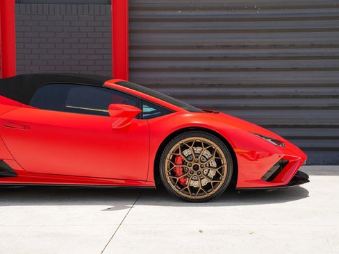 Used 2022 Lamborghini Huracan EVO RWD image 18