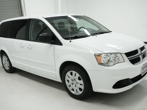 Used 2017 Dodge Grand Caravan SE w/ Power Window Group image 3