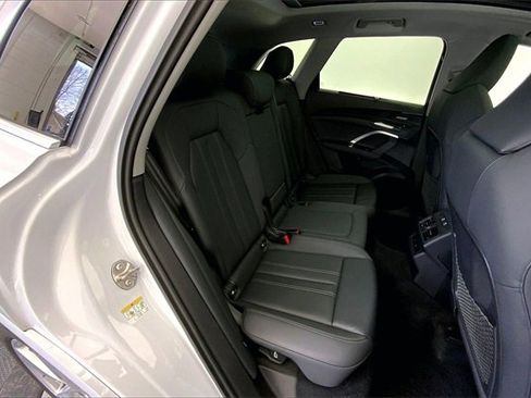 Certified 2025 Audi Q5 2.0T Premium Plus w/ Premium Plus image 27