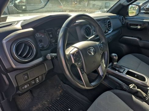 Used 2021 Toyota Tacoma TRD Off-Road AWD/4WD image 11