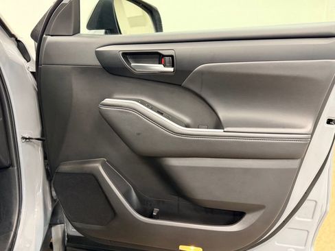 Used 2025 Toyota Highlander XSE AWD/4WD image 18