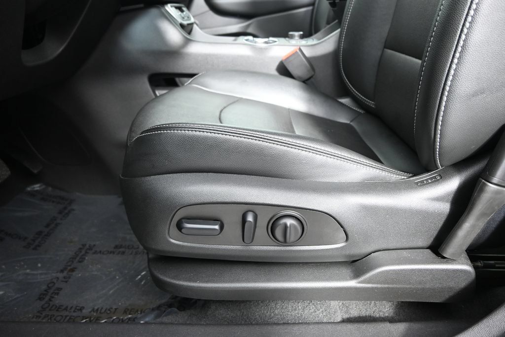 Used 2024 GMC Terrain SLT w/ LPO, Floor Liner Package AWD/4WD image 22
