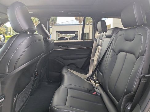 New 2025 Jeep Grand Cherokee Limited w/ Black Appearance Package image 15