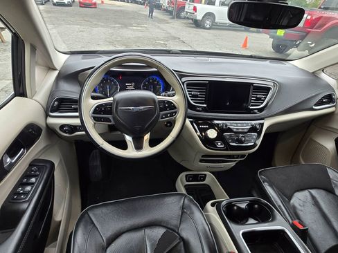 Used 2017 Chrysler Pacifica Limited image 6