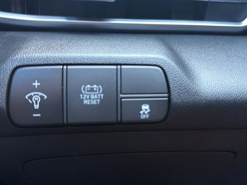 Used 2025 Hyundai Elantra Limited image 24