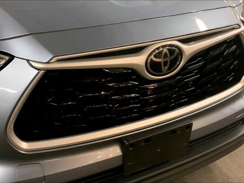 Used 2022 Toyota Highlander XLE AWD/4WD image 30