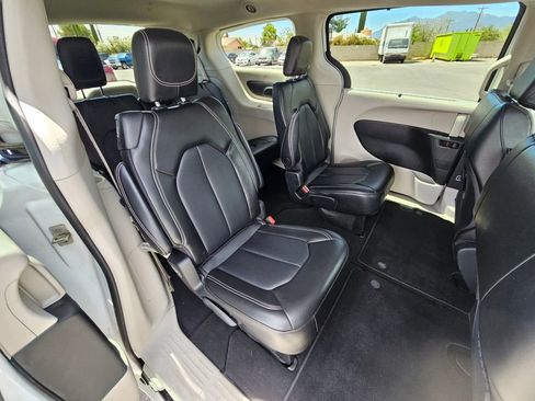 Used 2024 Chrysler Pacifica Touring-L FWD image 14