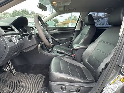 Used 2017 Volkswagen Passat 1.8T R-Line w/ R-Line Lighting Package image 9