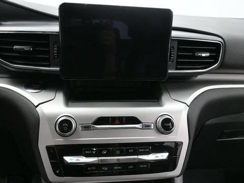 Used 2022 Ford Explorer XLT w/ Equipment Group 202A AWD/4WD image 15