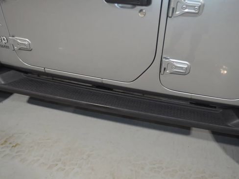 Used 2018 Jeep Wrangler Unlimited Sahara AWD/4WD image 10