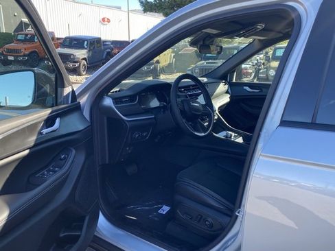 New 2025 Jeep Grand Cherokee Altitude image 14