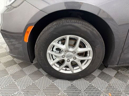 Used 2023 Chrysler Pacifica Touring-L FWD image 13