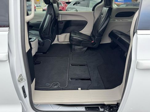 Used 2024 Chrysler Pacifica Touring-L image 10