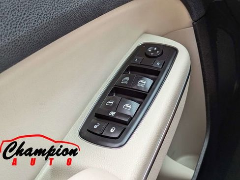 Used 2018 Chrysler 300 Limited RWD image 24