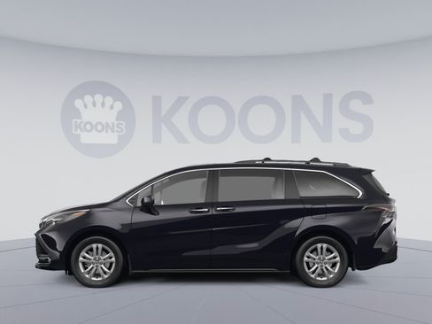 Used 2023 Toyota Sienna XLE FWD image 2