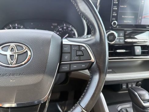 Used 2021 Toyota Highlander XLE AWD/4WD image 14