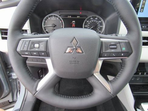 New 2026 Mitsubishi Outlander SE image 21